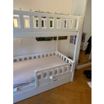 Łóżko piętrowe ze schodami z litego drewna w naturalnym kolorze